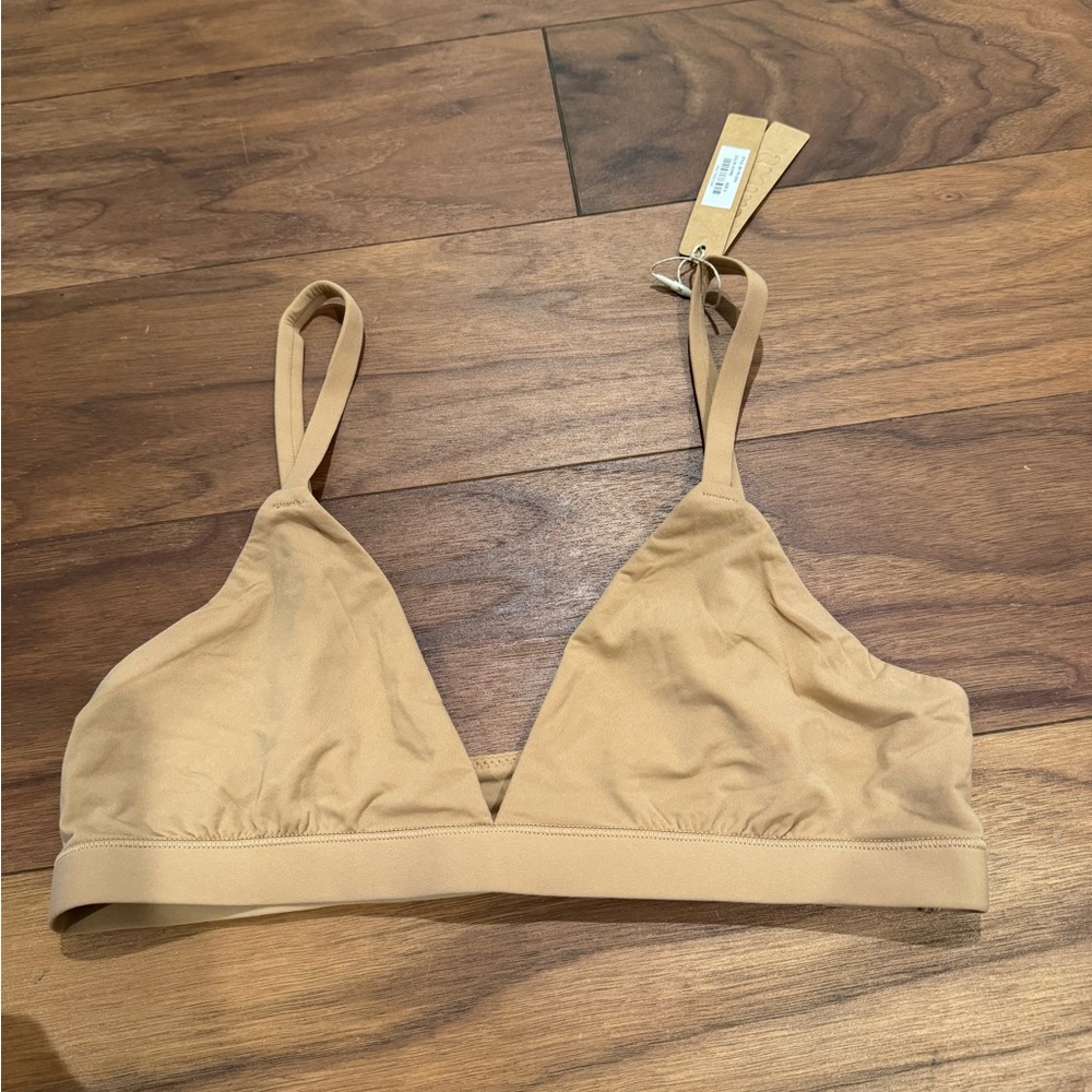 SKIMS TRIANGLE BRALETTE  FITS EVERYBODY